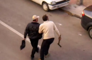Pericol în cartierul Trocadero: vecinii sunt TERORIZAŢI de un individ care îi aleargă cu toporul - video!